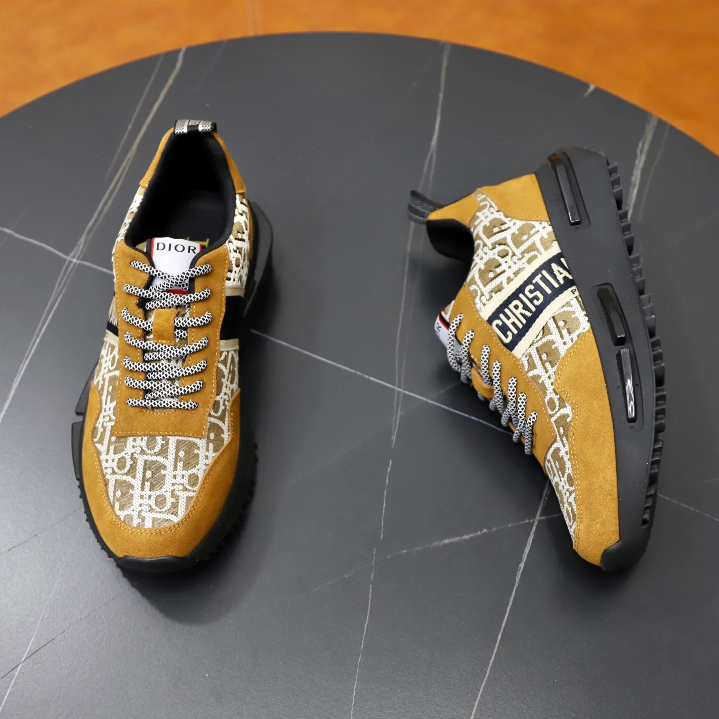 Ex-factory price: 442💰🙅‍♂️🙅‍♂️🙅‍♂️ Brand: Dior DIOR Standard code: 38-44 (45 customized) Grade: Same as the official website Material: Original cowhide material spliced with brand cloth Comfortable and breathable lining Lightweight and wear-resistant sports outsole Style category: Men's fashion casual shoes Running sports shoes Distinguished luxury brand elements Top luxury color: actual picture color